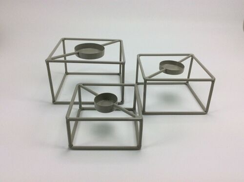 Set van drie vierkante houders voor een waxinelicht kaars. Gemaakt van metaal en in de kleur lichtgrijs. VE 12)