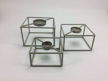Ensemble de trois supports carrés pour une bougie chauffe-plat. Fabriqué en métal et de couleur gris clair. PU 12)