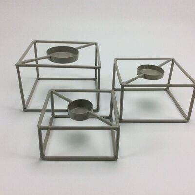 Set van drie vierkante houders voor een waxinelicht kaars. Gemaakt van metaal en in de kleur lichtgrijs. VE 12)