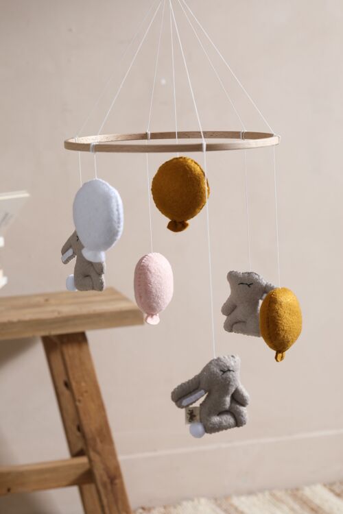 Baby Mobile "RABBITS" mit Hasen und Luftballons aus Filz