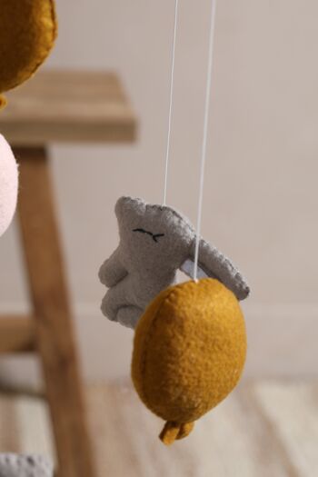 Mobile bébé "LAPIN" avec lapins en feutre et ballons 6