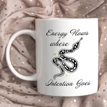 L'énergie coule là où l'intention va Mug