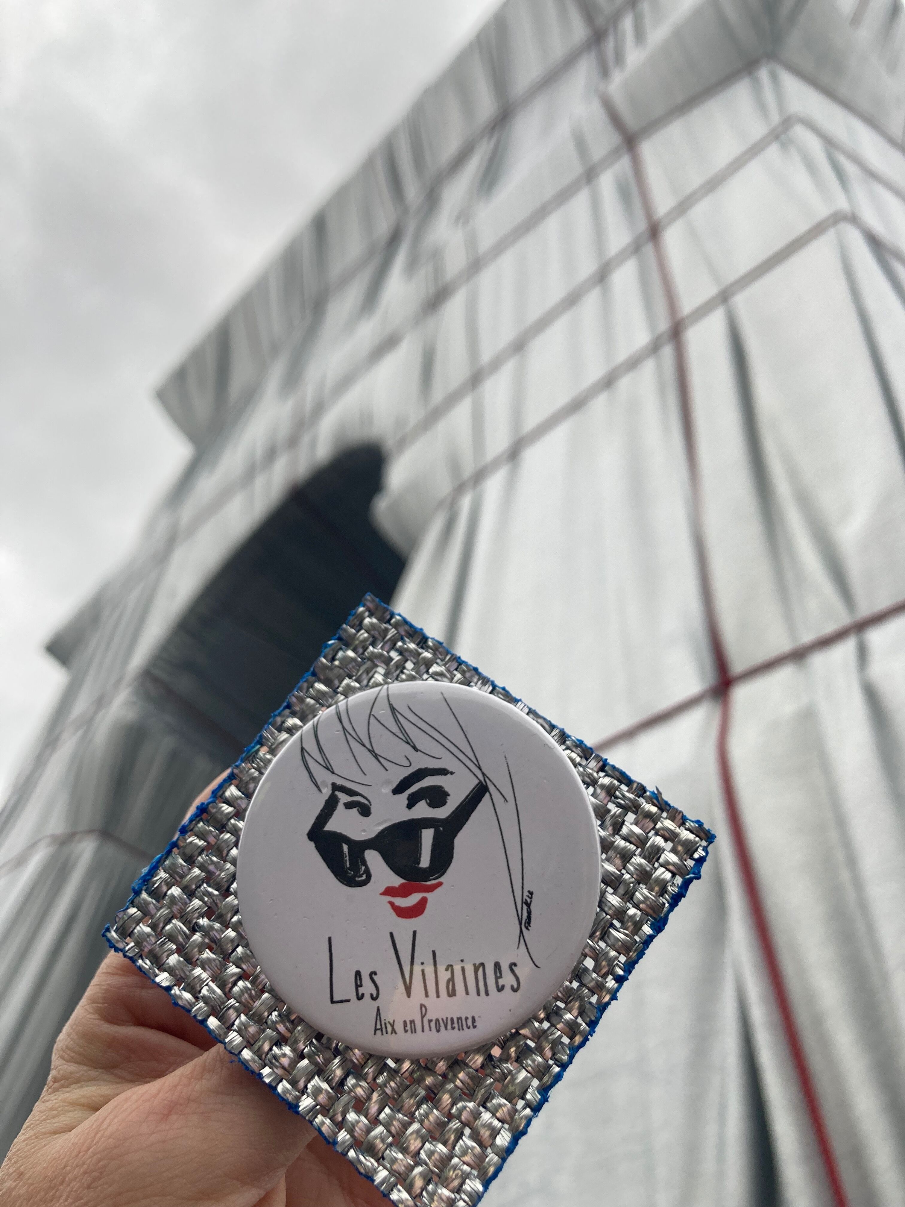 Les Vilaines Round Badge