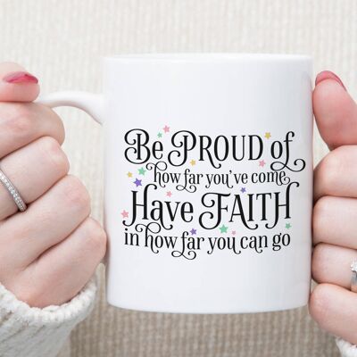 Tasse mit inspirierendem Zitat „Be Proud Have Faith“.