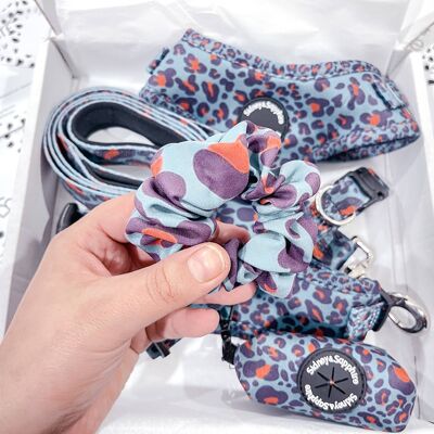 Scrunchie per capelli "Wild Willow" con stampa leopardata blu scuro