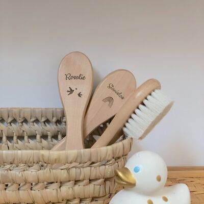 cepillo de madera para bebés