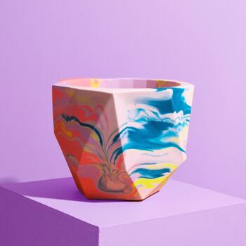 Grand pot de fleurs géométrique en corail et lilas 1