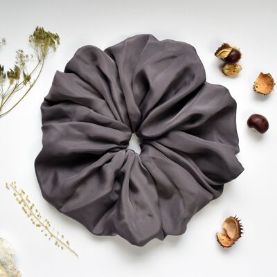 Scrunchie gris extragrande, Scrunchie de satén extra grande en gris metal