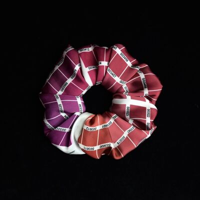 Pantone Color Swatch Satin Scrunchie en vino y cereza