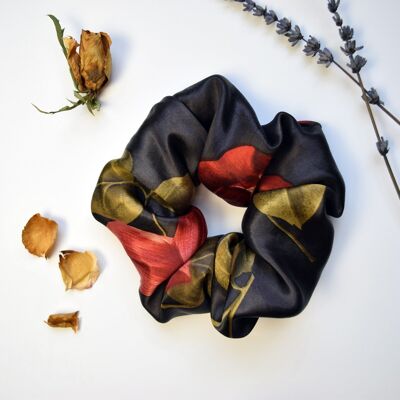 Scrunchie de satén con bufanda vintage, estampado floral de rosas negras