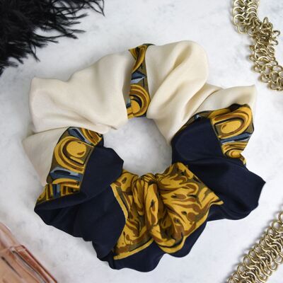 Scrunchie mit Schal im Versace-Stil im 90er-Jahre-Stil