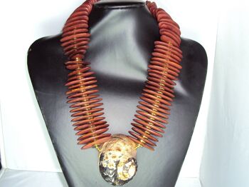 Collier de pierres précieuses en bois d'acacia marron avec un escargot