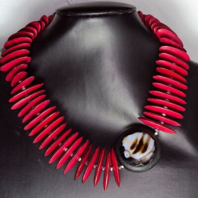 Gemstone necklace made of red acacia wood with agate