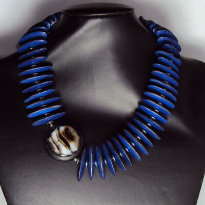 Gemstone necklace made of blue acacia wood with agate