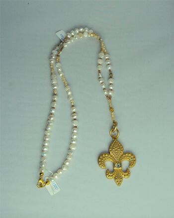 Collier de pierres précieuses composé de perles d'eau douce avec un pendentif plaqué or