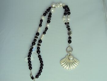 Collier de pierres précieuses en perles d'eau douce, onyx avec pendentif plaqué argent