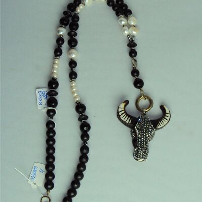 Gemstone necklace made of freshwater pearls, onyx with a bull's head