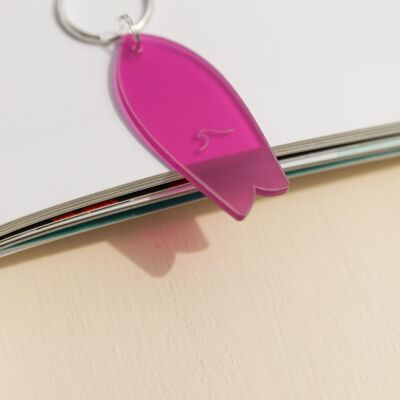 Fuchsia pink surfboard key ring with wave pattern