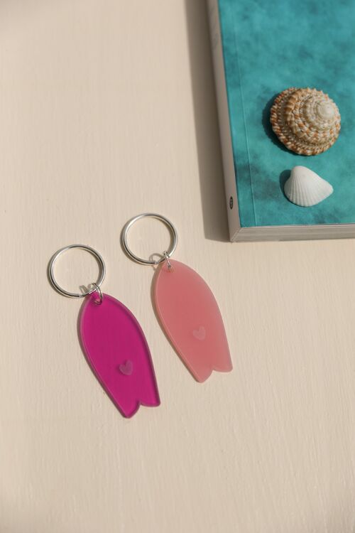 Porte clés planche de surf rose fuchsia motif coeur