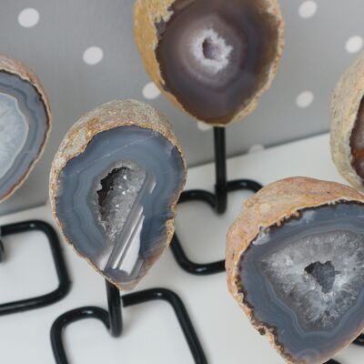 Agate on sturdy stand - polished ring base