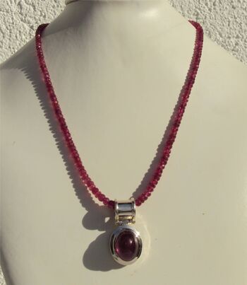 Collier de pierres précieuses en rubis naturel avec un pendentif en rubis