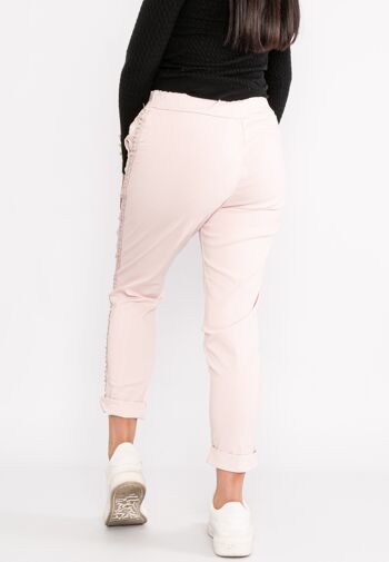 Pantalon magique court stretch rose avec bande latérale cloutée 3