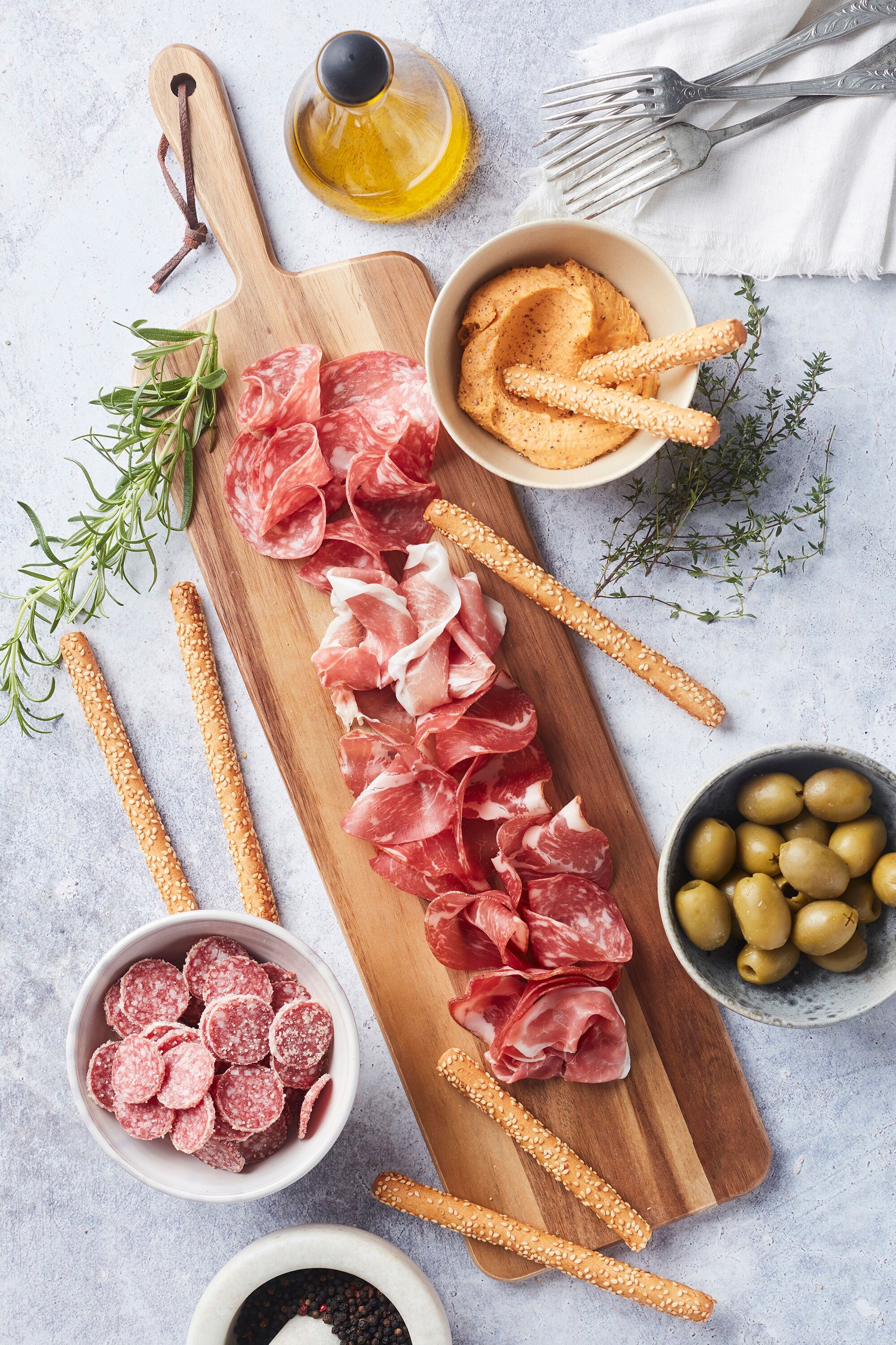 Tabla de servir larga con mango de madera de acacia 60x15x1.5cm