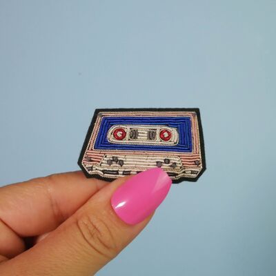 Broche de casete retro vintage - bordado hecho a mano