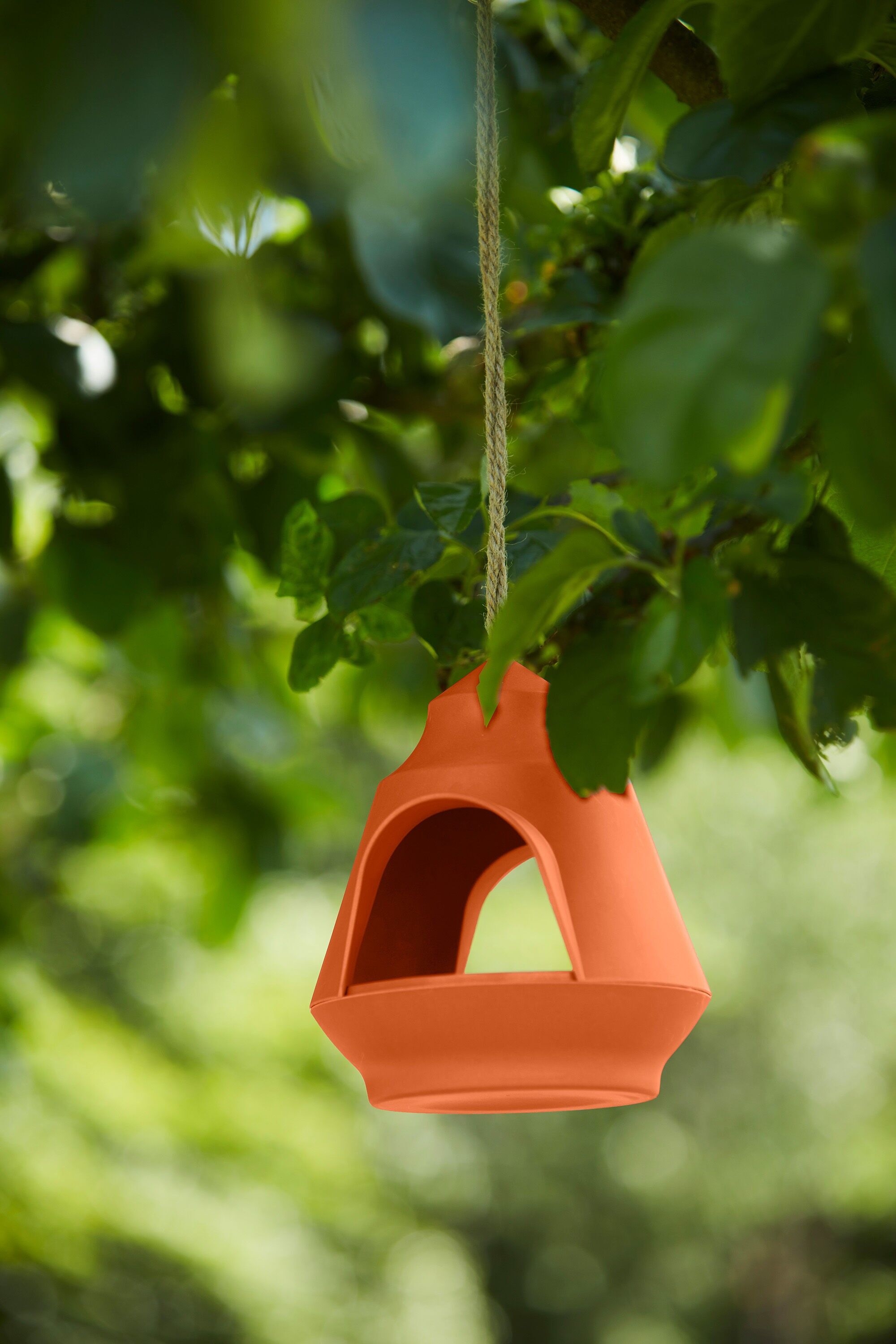 Vogelhäuschen in oranger Farbe