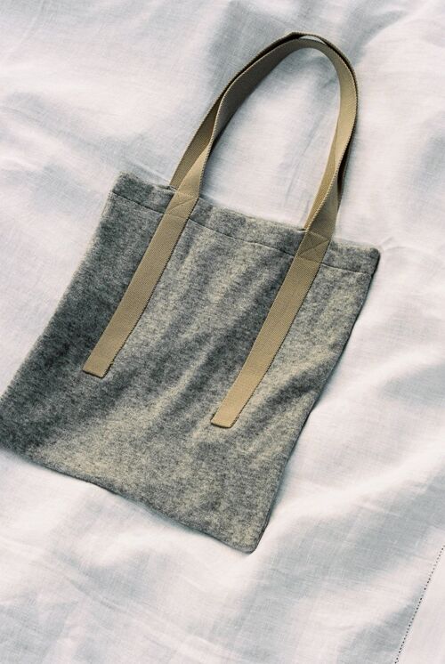 Bolso reversible color gris y estampado flores AURELIA