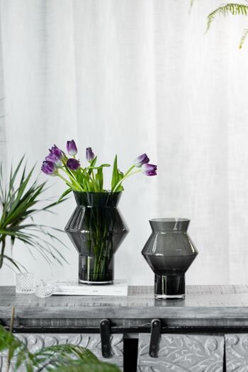 Vase design de forme cylindrique angulaire dentelée, verre gris foncé de haute qualité, CUZ11GR 1