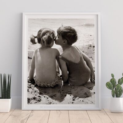 Ragazzino che bacia la guancia di Liitle Girl - 11 x 14" stampa d'arte premium