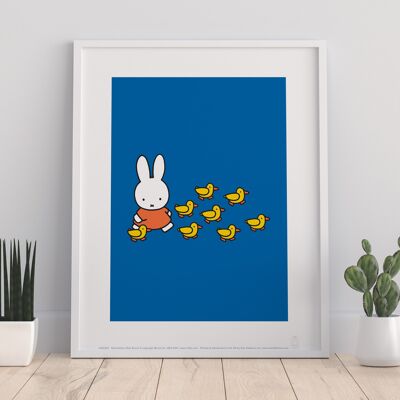 Miffy – Walking With Ducks – Premium-Kunstdruck, 27,9 x 35,6 cm