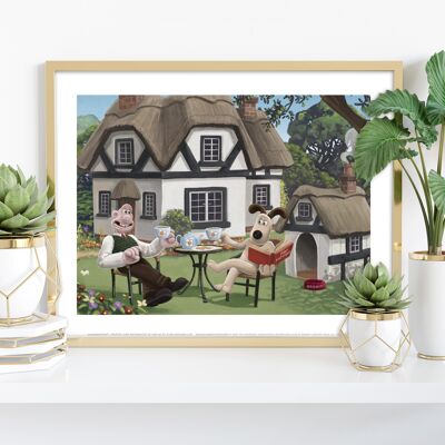 Wallace y Gromit disfrutando de The Coutrysdie, junto con un libro y una taza de té. Casa con techo de paja - Impresión de arte premium de 11X14"