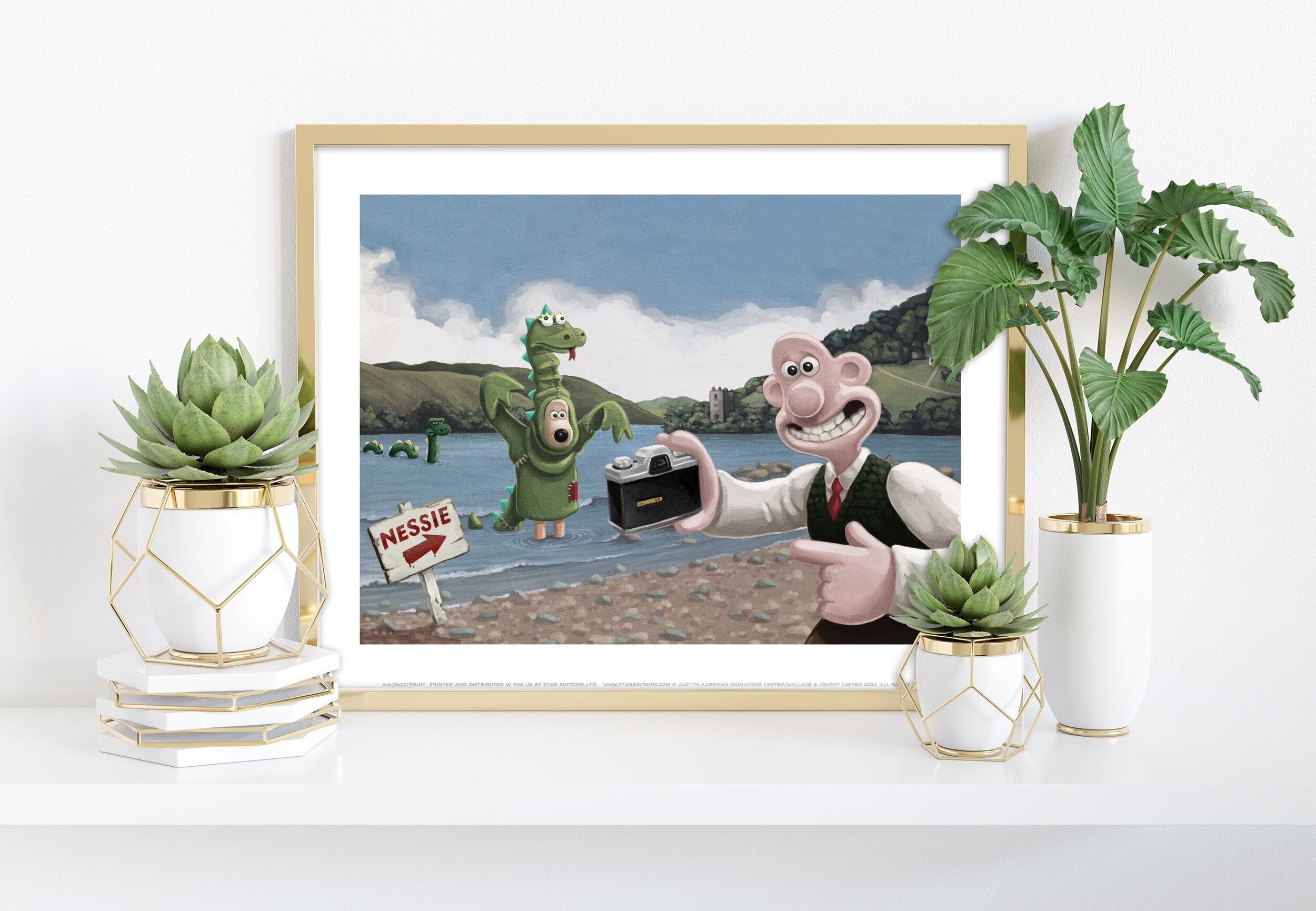 Wallace und Gromit spielen in Lochness herum. Kamera, Lochness, Monster von Lochness – Premium-Kunstdruck im Format 11 x 14 Zoll