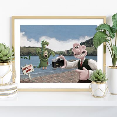 Wallace und Gromit spielen in Lochness herum. Kamera, Lochness, Monster von Lochness – Premium-Kunstdruck im Format 11 x 14 Zoll