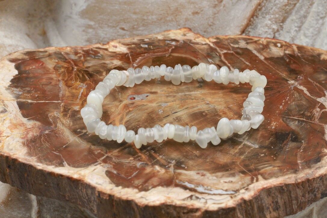 Bracciale con schegge di pietra di luna