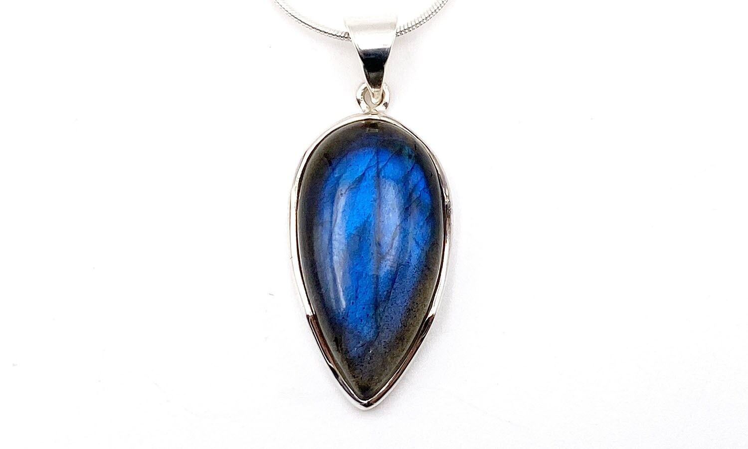 Pendente con freccia in labradorite H 2,9 cm x L 1,5 cm