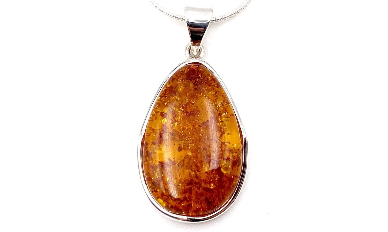 Amber pendant Dimension H 2.5 cm x W 1.6 cm