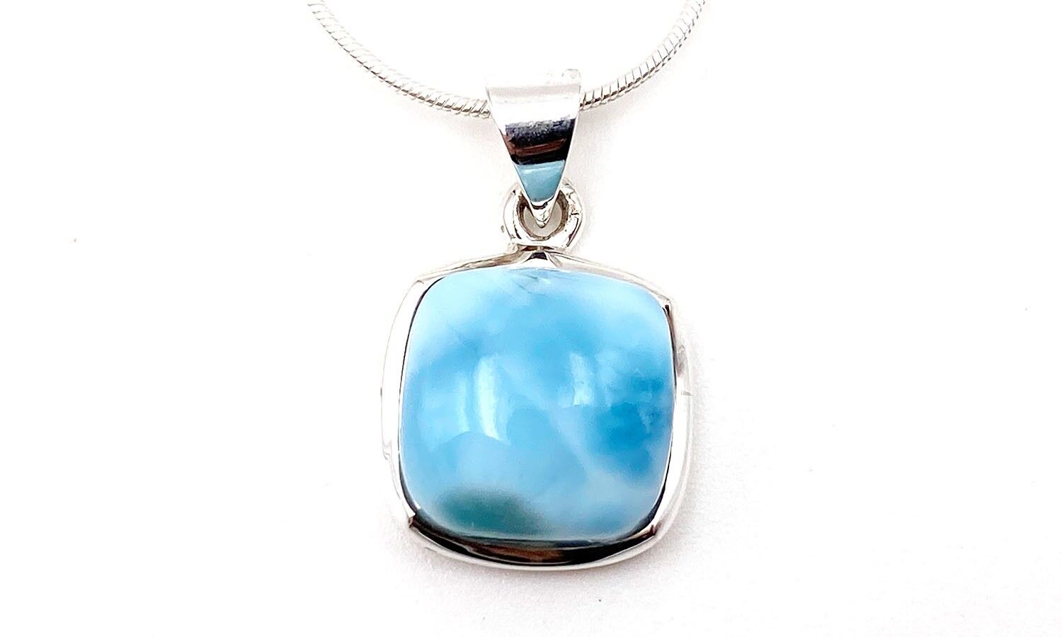 Pendentif "Larimar"  Carré Larimar serti griffe 1,5 cm x 1,5 cm