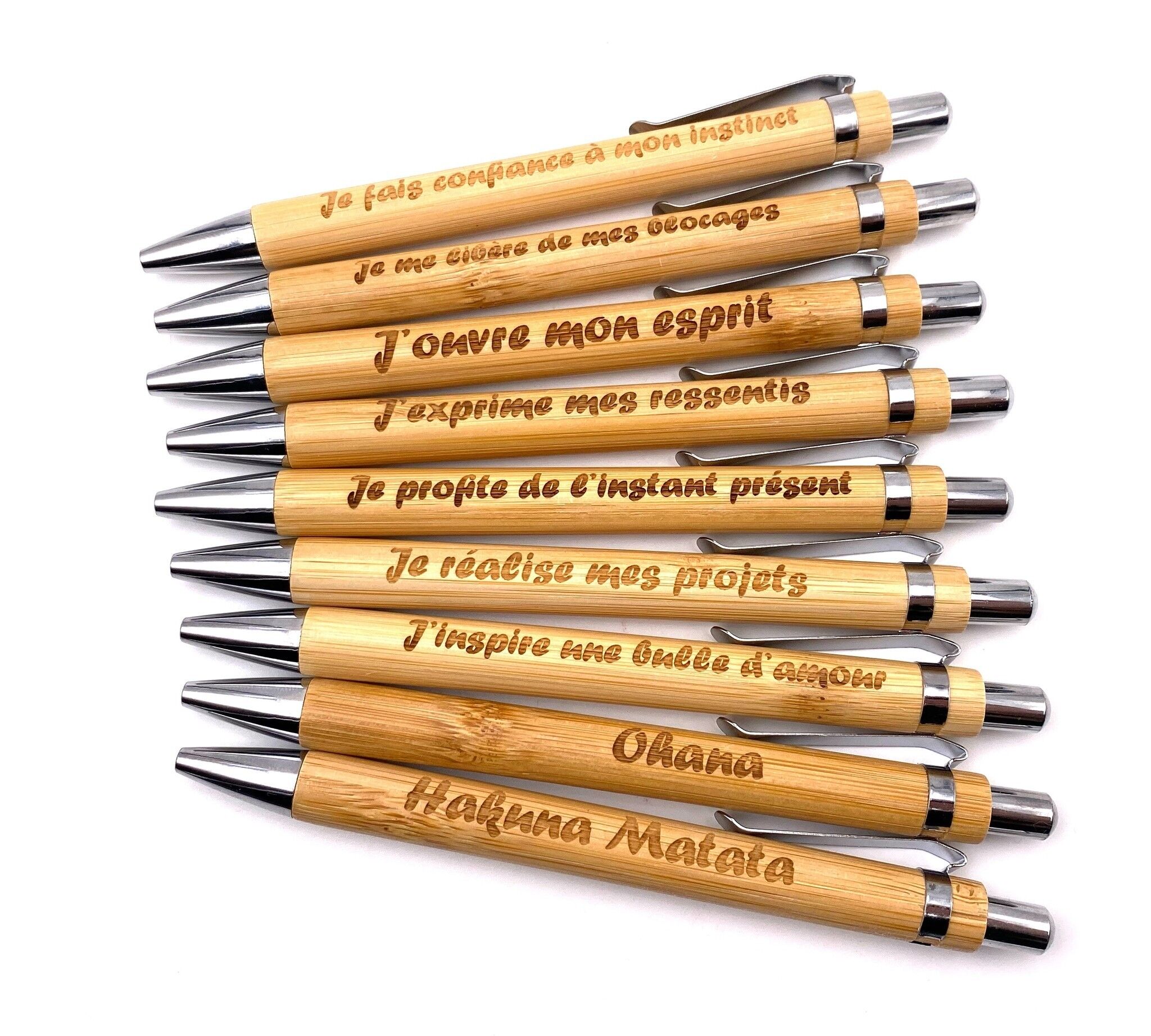 Penna a sfera in legno di bambù incisa Root Chakra: "Sfrutto il momento presente"