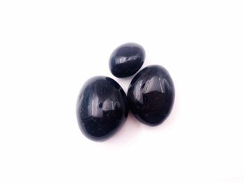 Tourmalines noires - pierres rondes polies taille entre 2,5 et 3 cm, pierre roulée