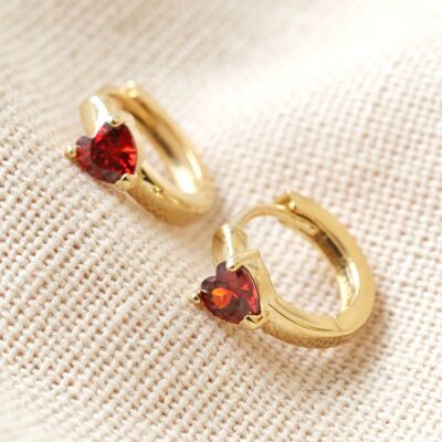 Aros Huggie con forma de corazón rojo cristal en dorado