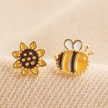 Boucles d'oreilles tige dépareillées en émail abeille et tournesol en or