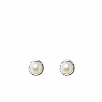 Boucles d'oreilles clous en argent intemporel avec perle blanche 2