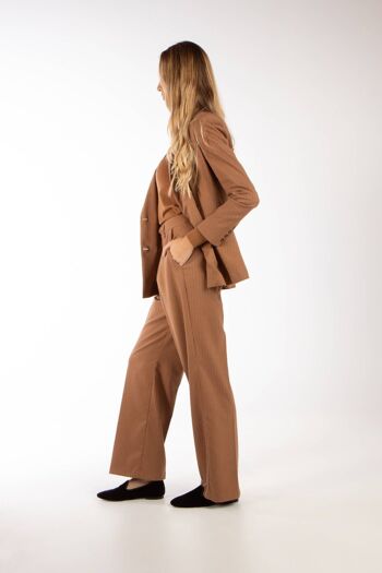 Costume camel à fines rayures et pantalon à plis croisés 10