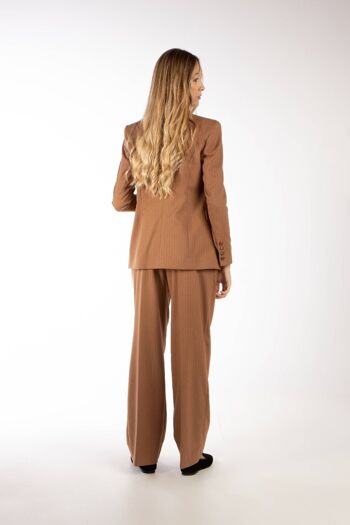 Costume camel à fines rayures et pantalon à plis croisés 11