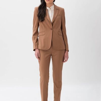 Tailleur con blazer monopetto e pantalone taglio sigaretta cammello