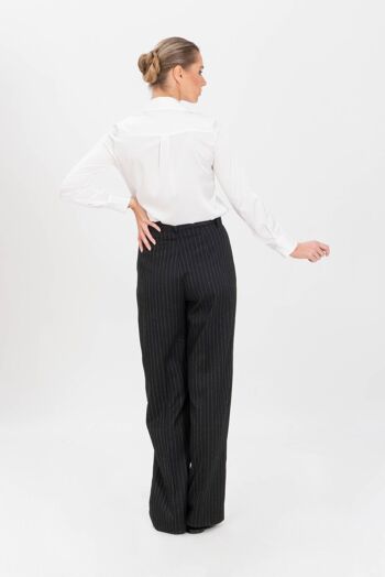 Pantalon palazzo à fines rayures avec plis en noir et blanc 8