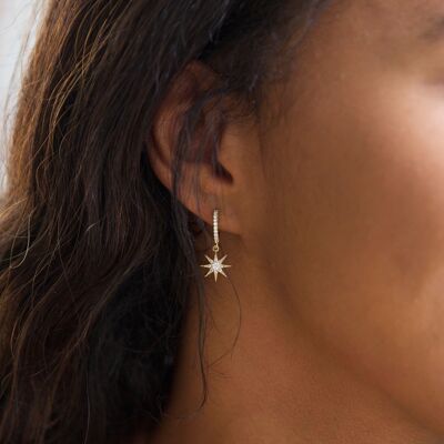 Aretes tipo argolla con estrella de cristal en dorado